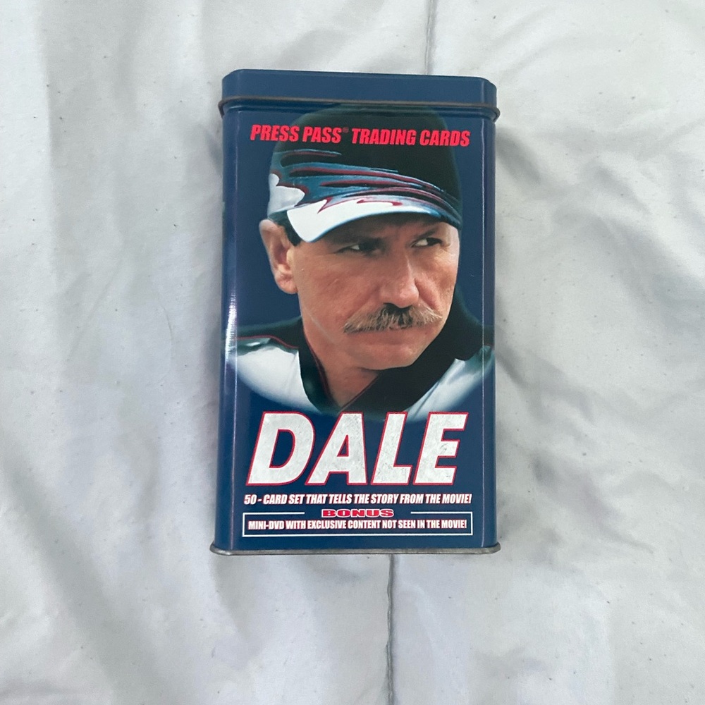 ☾.݁ᛪ༙ Dale Earnhardt Nascar Press Pass Trading Cards + Mini DVD In Tin 2007